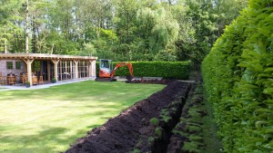 sleuf graven in tuin voor elektriciteit